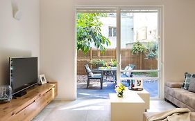 Luxurious By The Beach Apartment With Garden
